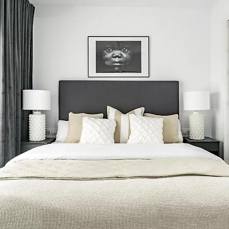 Djc - Modern 2 Bedroom Close To *