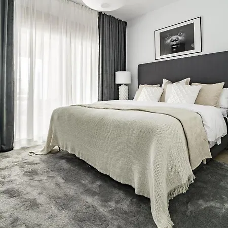 Djc - Modern 2 Bedroom Close To Apartment *